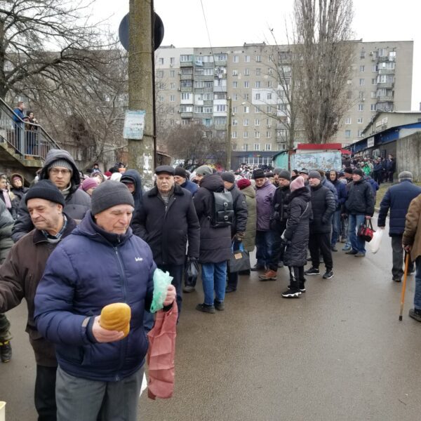 1,400 loaves being given away